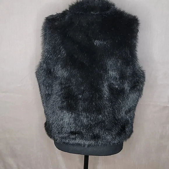 LA FETE Black Faux Fur Vest - Picture 5 of 6